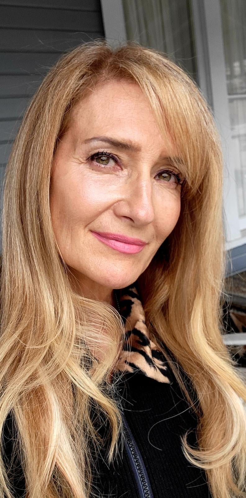 Woman with a naturally luminous complexion